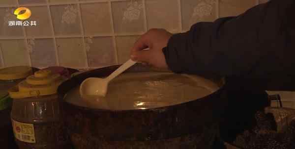 湖南益阳一阿姨7元一斤买猪油当年货 下锅一炸全是水！
