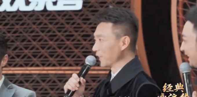 康辉说和21岁最大差别是脸的宽度 看到他年轻的照片 网友信了！