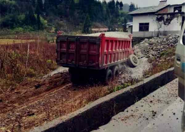 重庆南坪车祸 重庆发生惨烈车祸 一名路人被撞身亡