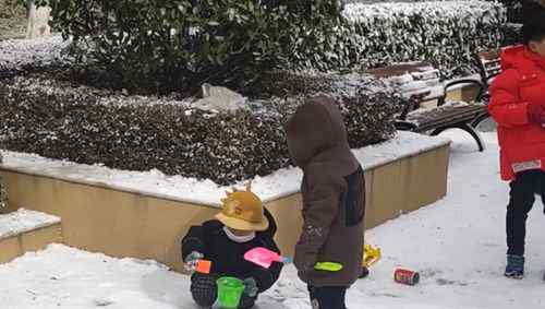 小区自购造雪机提升业主幸福度 网友：别人家的小区！ 到底什么情况呢？