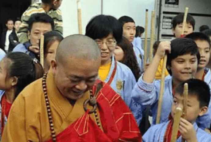 琥珀佛珠 释永信才是文玩界最大“玩主”，全身几乎都挂满了极品佛珠