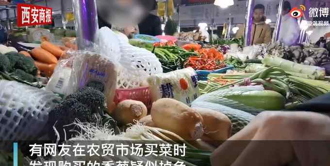 贵州一农贸市场香葱用纸巾擦呈淡蓝色 商贩：加了防腐剂