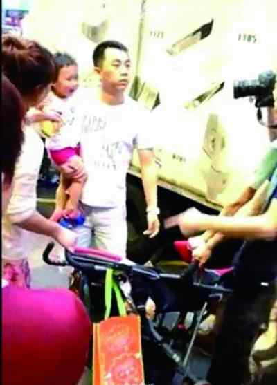 香港街头小便 内地女童香港路边小便引冲突