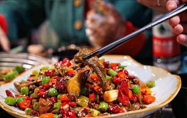 杨家坪美食 美味荐碟：它五张桌起家 凭一道爬爬虾纵横杨家坪
