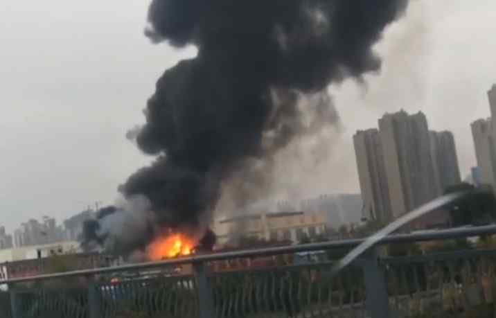 太原着火 突发！山西太原一机动车检测公司爆炸起火，现场黑烟滚滚伤亡不明