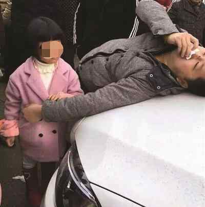 黄岩西江小学 台州两对家长开学日闹矛盾 四人扭打在一起