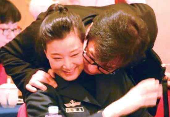 宋祖英被抱 河南官员忆强搂宋祖英事件：情不自禁就上去了