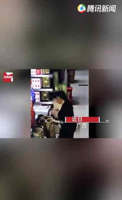神操作！女子超市监控下盗窃 猪肉猪骨丢进胸口 又连塞2桶油到裤裆