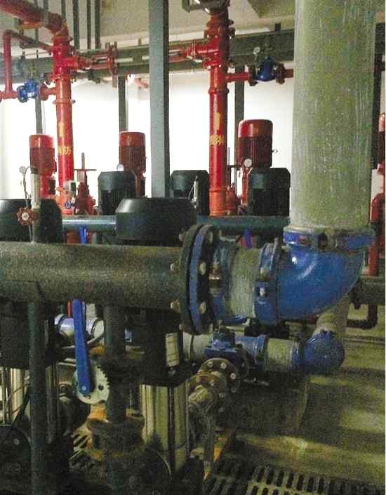 忙不迭 买新房只住7天被七台水泵打败 一家人忙不迭逃走