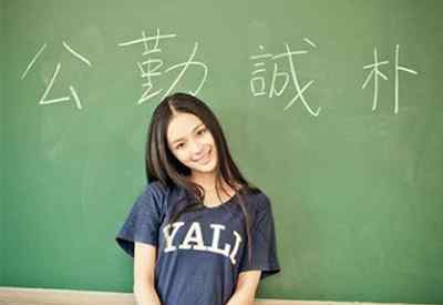 美女公交做作业 长沙美女公交上做作业走红 校服美女长什么样