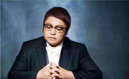 潘子灏被举起来的图片 《天亮了》背后故事，已过20年，潘子灏已经长大，韩红依然单身