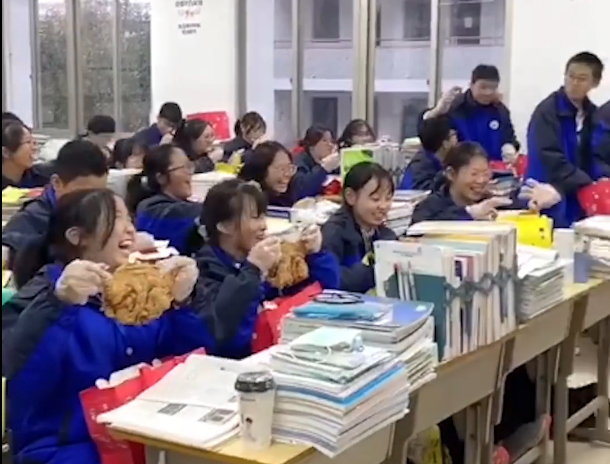 中学班主任兑现承诺 请全班46名学生吃炸鸡 孩子们笑容太可爱了