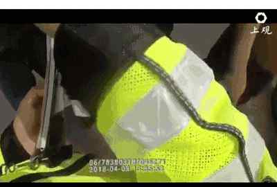 上海交警被打视频 “警察打人了！”上海街头一赤膊男子大声叫嚷，看了现场视频后却发现…