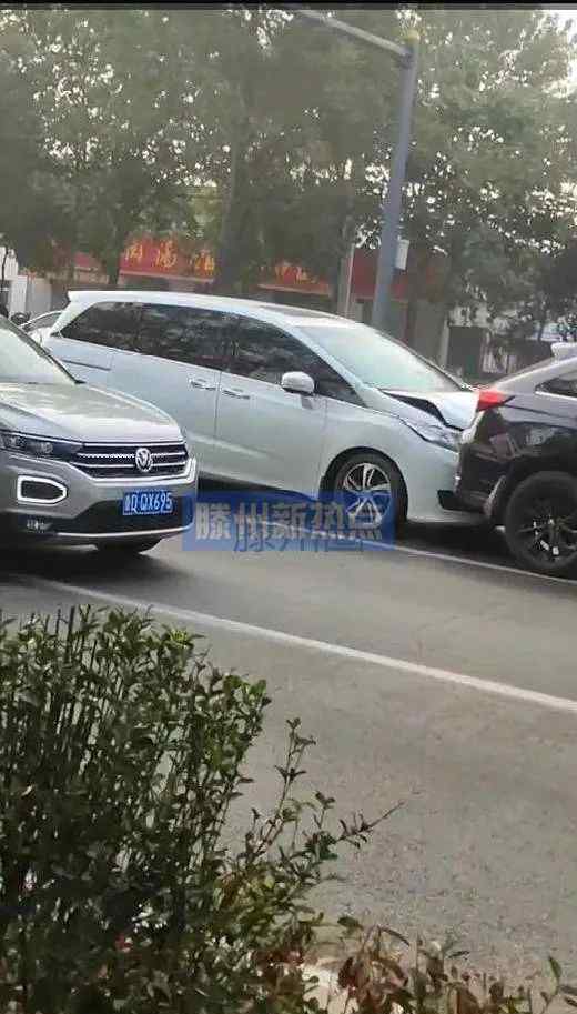 滕州车祸 滕州：突发连环车祸，九辆车！路都堵上了，就在青啤厂……