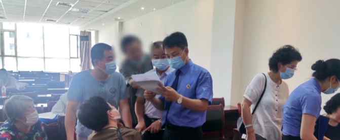 房子倒了 半生的积蓄没了……他们抬着棺材上街