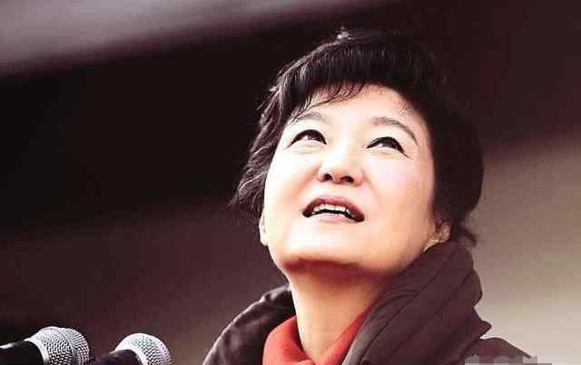 朴槿惠庭审时晕倒 如果朴槿惠死在狱中，现政府该怎样交待？说出来你别不信！