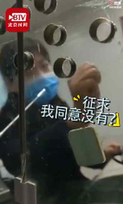 西安一售票员卖票时偷偷搭售保险被乘客拆穿 汽车站：已停岗处理