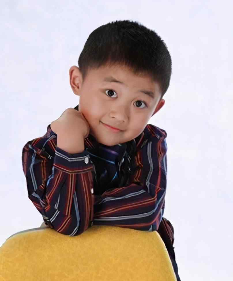 贾云哲 “东儿”贾云哲，为了长高打激素，23岁看起仍旧像10岁小孩