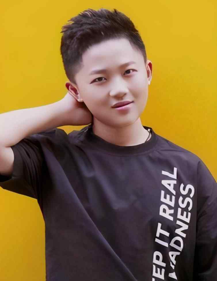 贾云哲 “东儿”贾云哲，为了长高打激素，23岁看起仍旧像10岁小孩