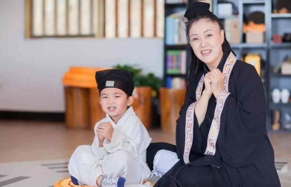 合十礼 中国传统礼仪，为什么是行拱手礼， 而非合十礼？