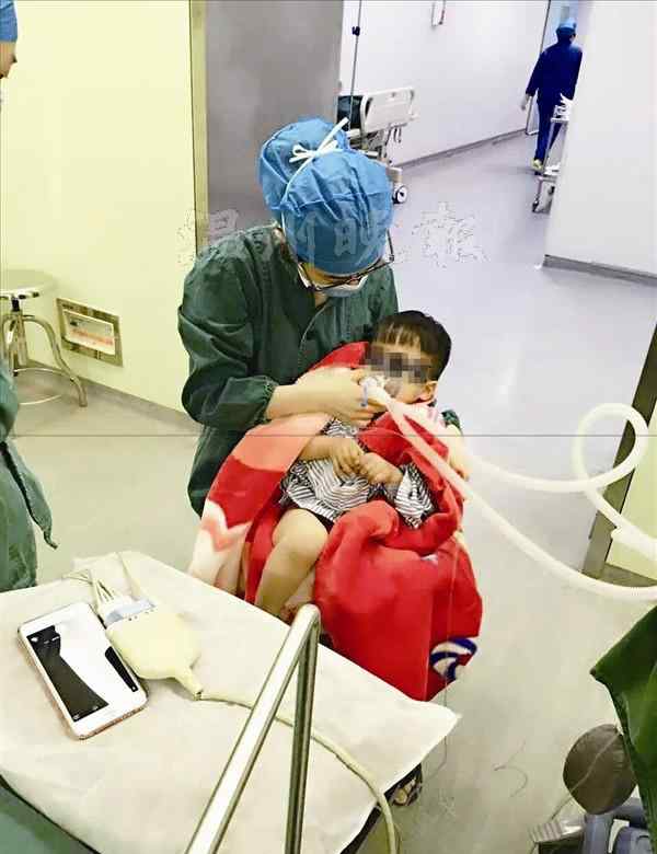 正确搂着婴儿睡觉图片 麻醉师抱着孩子哄其入睡 温暖照片刷爆朋友圈