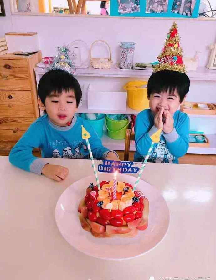 林志颖二胎双胞胎照片 林志颖分享双胞胎庆生照 兄弟俩挤眉弄眼许愿又萌又可爱