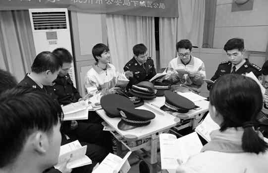 男警察英语 高三男孩给40名警察上英语课 结果只来了16个