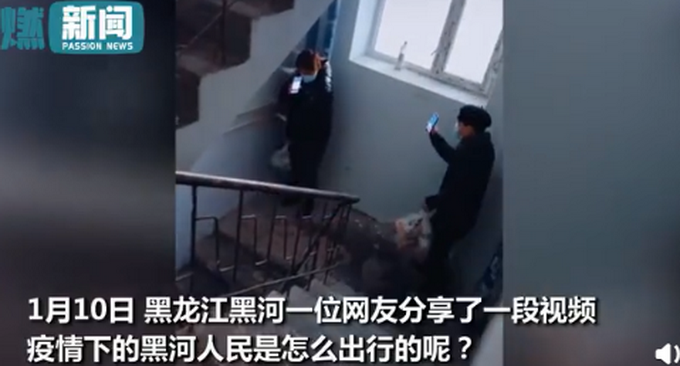 画面太可爱！黑龙江黑河邻里在楼道相逢互亮绿码 评论亮了！文章配图