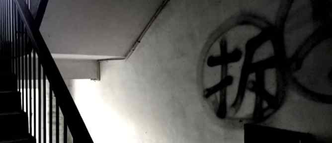 房子倒了 半生的积蓄没了……他们抬着棺材上街