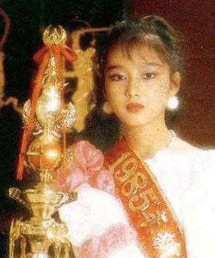 朱丽倩的父亲 被藏23年，46岁才敢生子，朱丽倩能忍的背后，其实藏着秘密