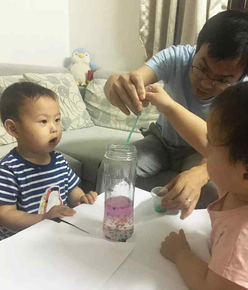 捣蛋王 曾经的捣蛋王，现在的学霸。父母的一个举动成就了现在的他！
