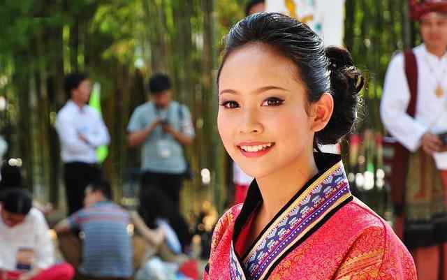 长颈女 【发现世界】艳美而凄凉的泰国女人