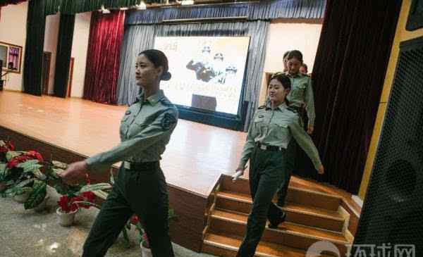 退役女兵遭疯抢 仪仗队退役女兵遭疯抢