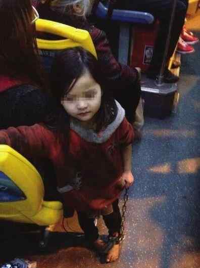女孩手拿铁链乘公交 小女孩光脚手拿铁链乘公交 引网友发微博关注