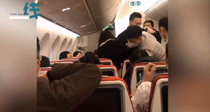 女子与人争执后机舱内摘口罩大闹 还碰瓷安全员！结局大快人心