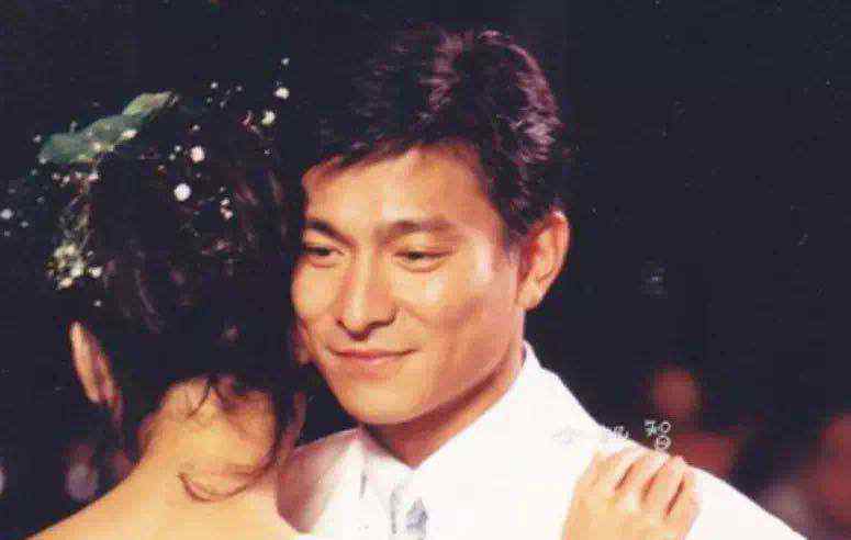 朱丽倩的父亲 被藏23年，46岁才敢生子，朱丽倩能忍的背后，其实藏着秘密