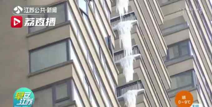 南京一女子站阳台看风景发现8层楼高冰柱 众人一看都急了