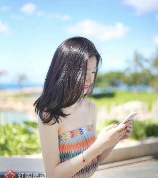 章泽天怎样追刘强东的 到底章泽天怎样追刘强东的 章泽天罕见泳装照笑容甜美清纯