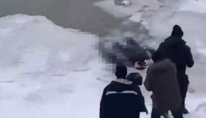 哈尔滨一男子掉进冰窟窿溺亡 目击者透露落水原因