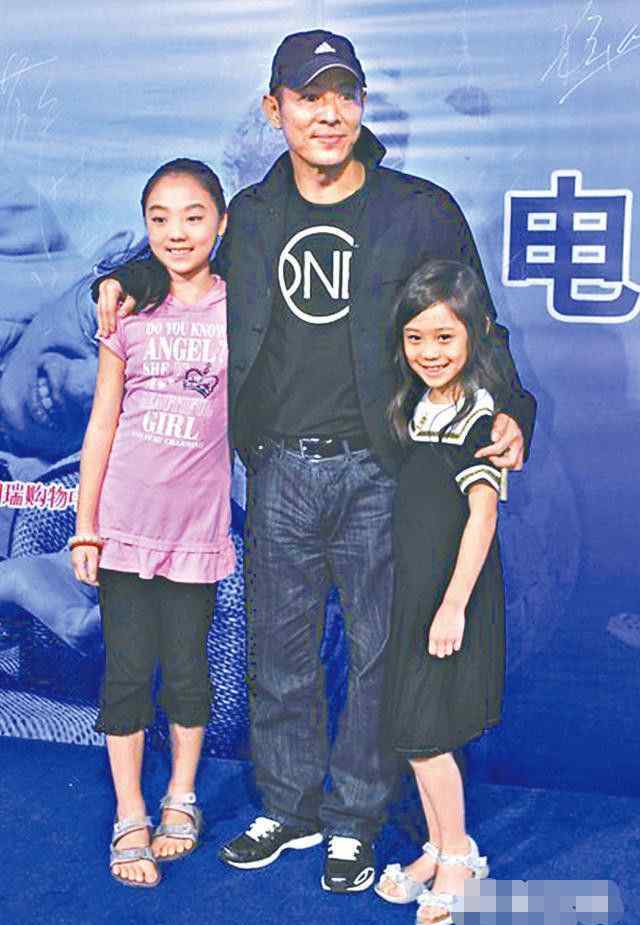 李连杰和利智的女儿 李连杰首度公开与俩女儿合照 她们遗传了利智的好身材和美貌