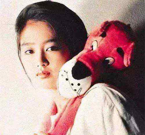 朱丽倩的父亲 被藏23年，46岁才敢生子，朱丽倩能忍的背后，其实藏着秘密
