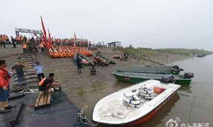 重庆沉船 载458人豪华客轮长江倾覆 沉船船底露出