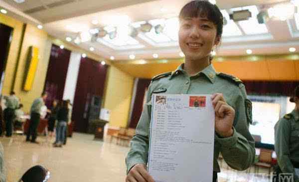 退役女兵遭疯抢 仪仗队退役女兵遭疯抢