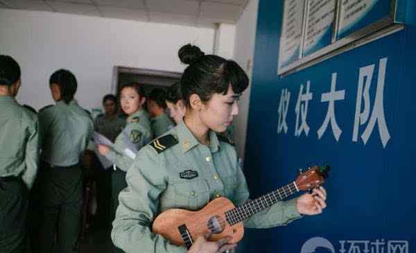退役女兵遭疯抢 仪仗队退役女兵遭疯抢