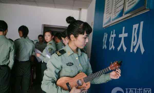 退役女兵遭疯抢 仪仗队退役女兵遭疯抢