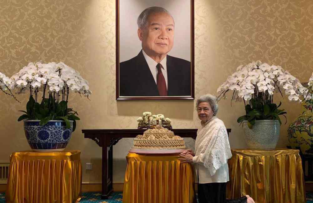 莫尼列 莫尼列太后在北京祭祀丈夫的98岁冥寿，67岁未婚儿子却不在身边