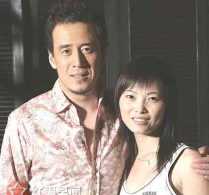 杨坤被骚扰发飙 杨坤被骚扰发飙怒骂私生饭 杨坤老婆白雪死因8年恋爱没结果