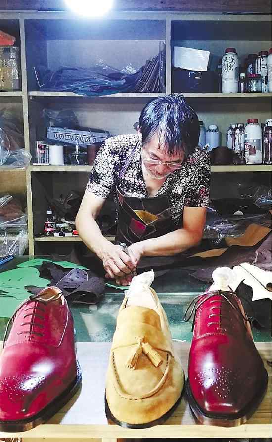 坚持做手工 宁波老鞋匠：42年坚持手工定制一双鞋最贵上万