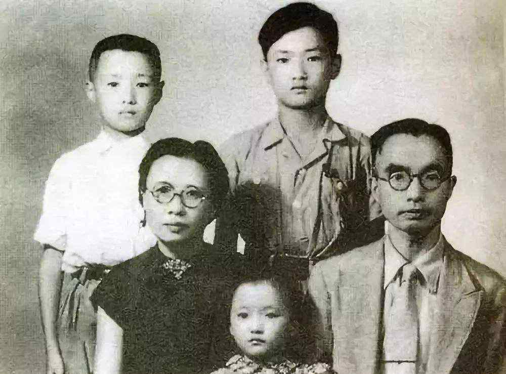 朱闰生 《荷塘月色》中的闰儿，被妈妈哄睡，平时恐怕被朱自清打过不少次