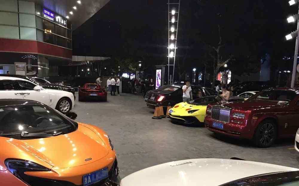 豪车聚会 思聪号参加豪车聚会，为了迎接它，劳斯莱斯特意停成一排
